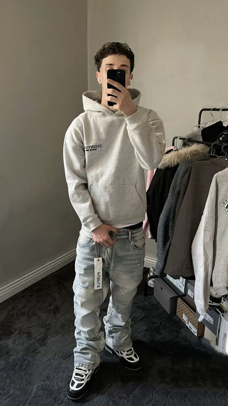 Outfit LV Skate x Purple jeans x Essentials