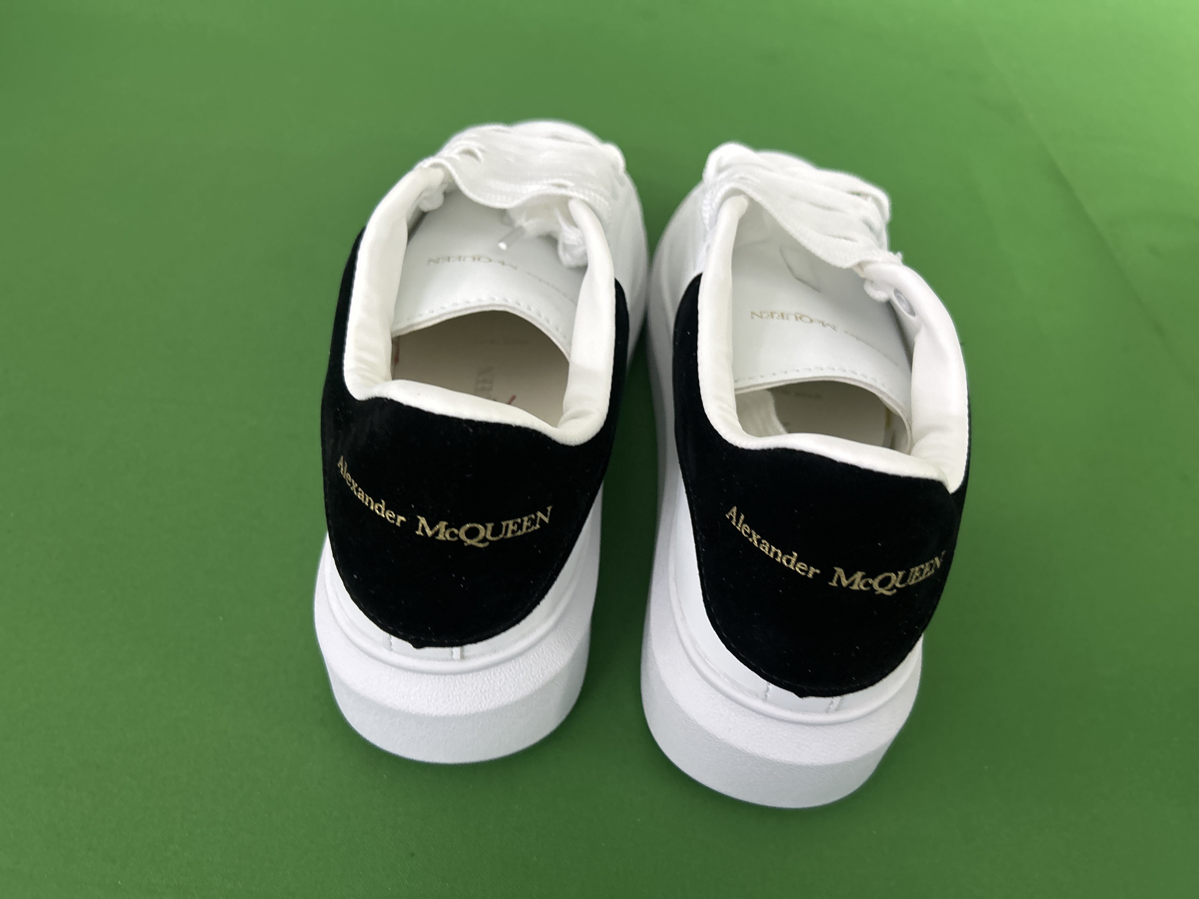 Alexander McQueen (+23 Colorways)